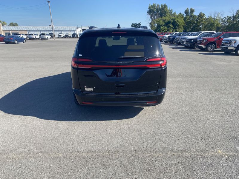 2025 Chrysler Pacifica photo 6