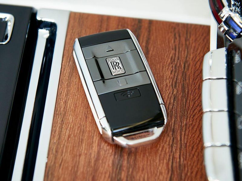 Used 2025 Rolls-Royce Spectre Image 19