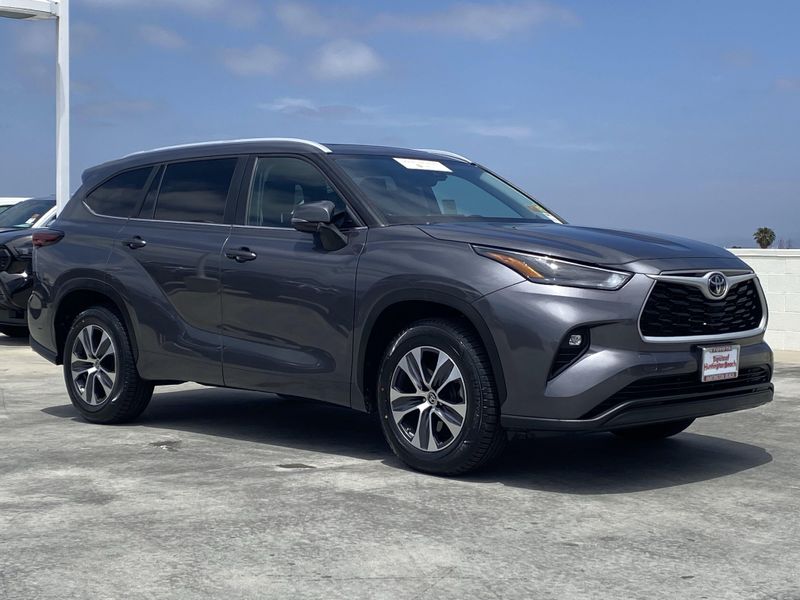 Used 2024 Toyota Highlander XLEImage 2
