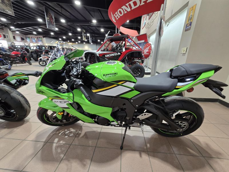 2025 Kawasaki NINJA ZX10R KRT EDITION LIME GREEN AND EBONY AND PEARL BLIZZARD WHITEImage 3