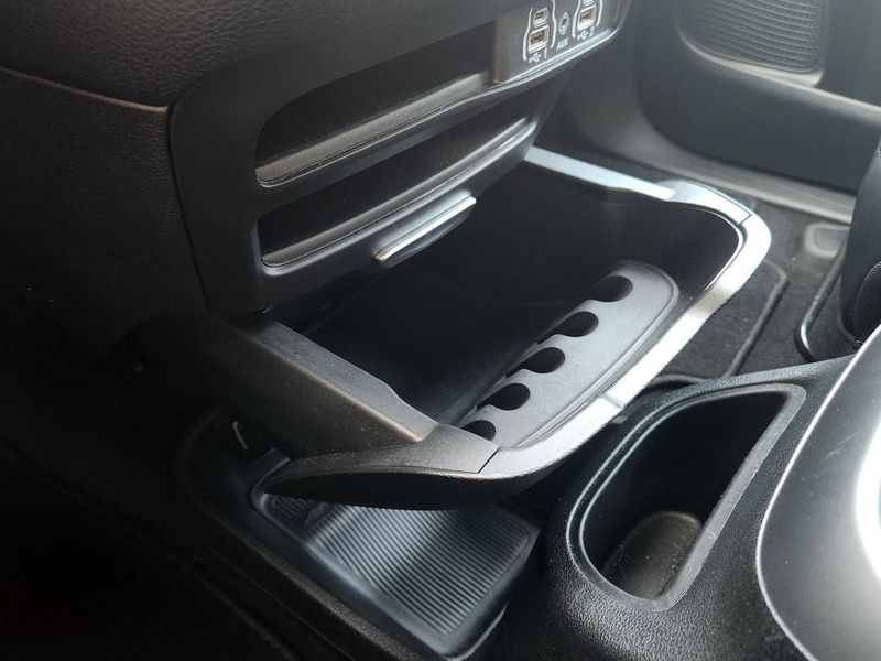Used 2025 Chrysler Pacifica Select