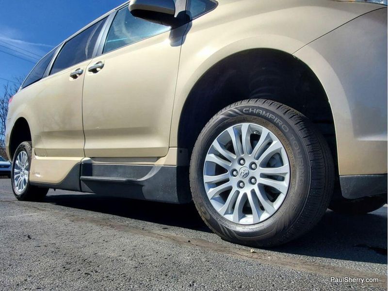 2014 Toyota Sienna XLEImage 50