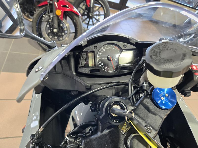 New 2026 Honda CBR600RR DEEP PEARL GRAY Image 11