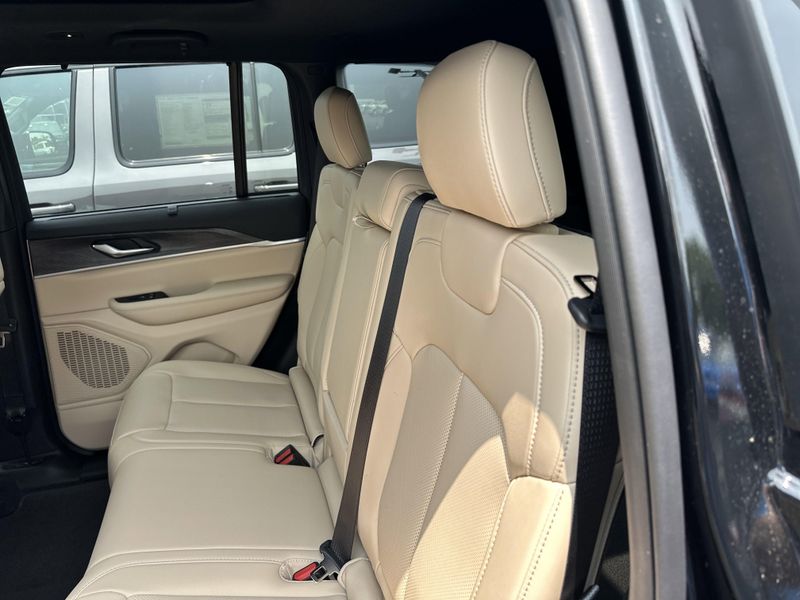 2025 Jeep Grand Cherokee Limited 4x4Image 17