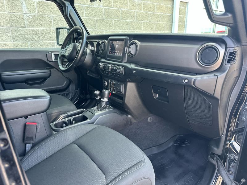 2021 Jeep Gladiator Willys photo 6