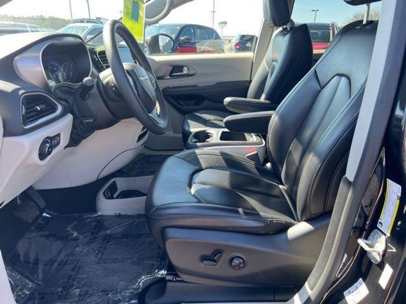 2023 Chrysler Pacifica Touring LImage 11