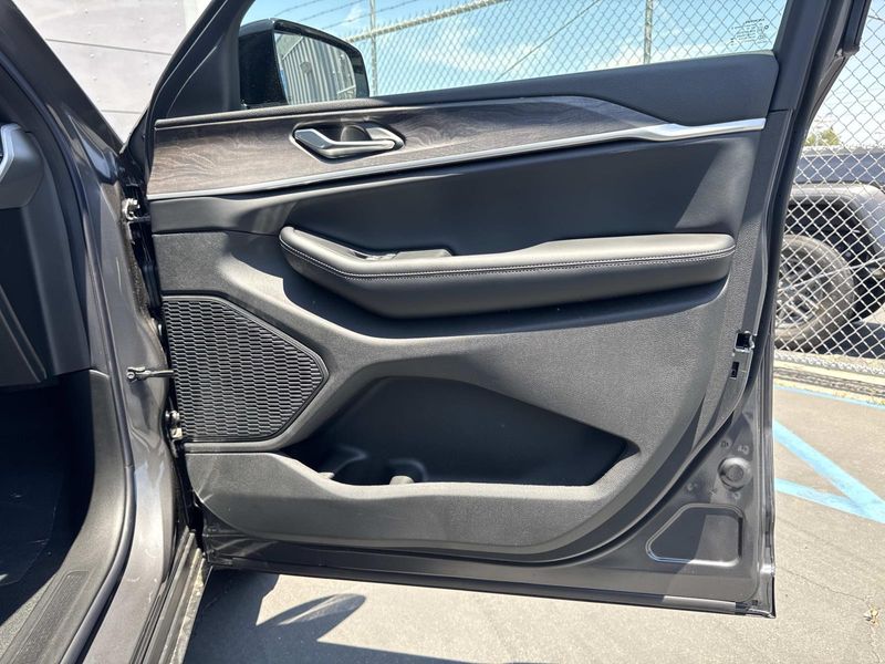 New 2026 Jeep Grand Cherokee Laredo Altitude 4x2
