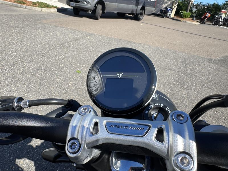 2025 Triumph Speed Twin 900 - PHANTOM BLACK 