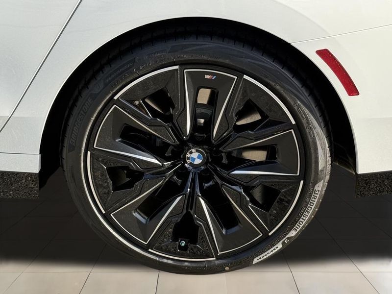 2025 BMW 7 Series 760i xDriveImage 17