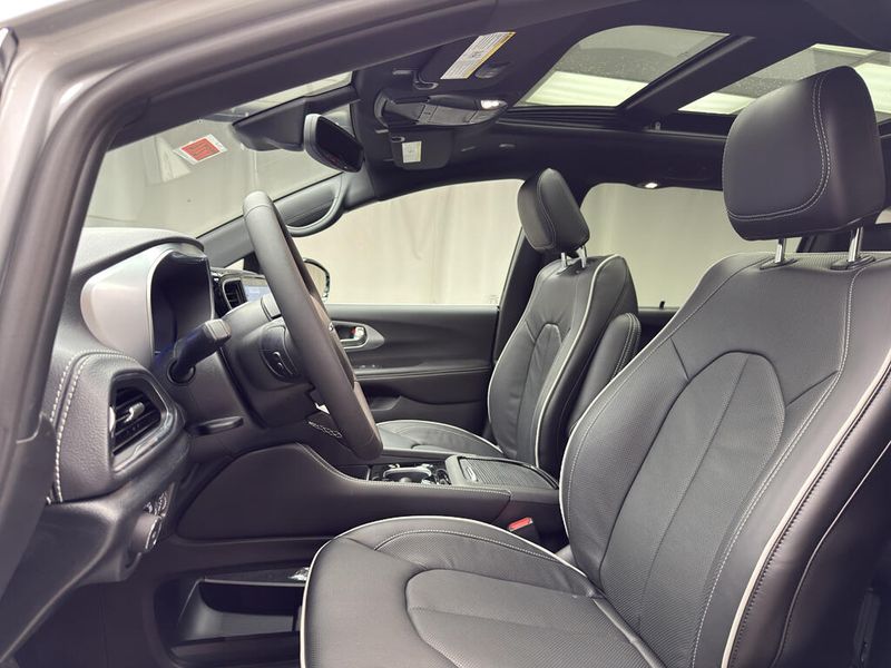 New 2026 Chrysler Pacifica Limited AwdImage 6