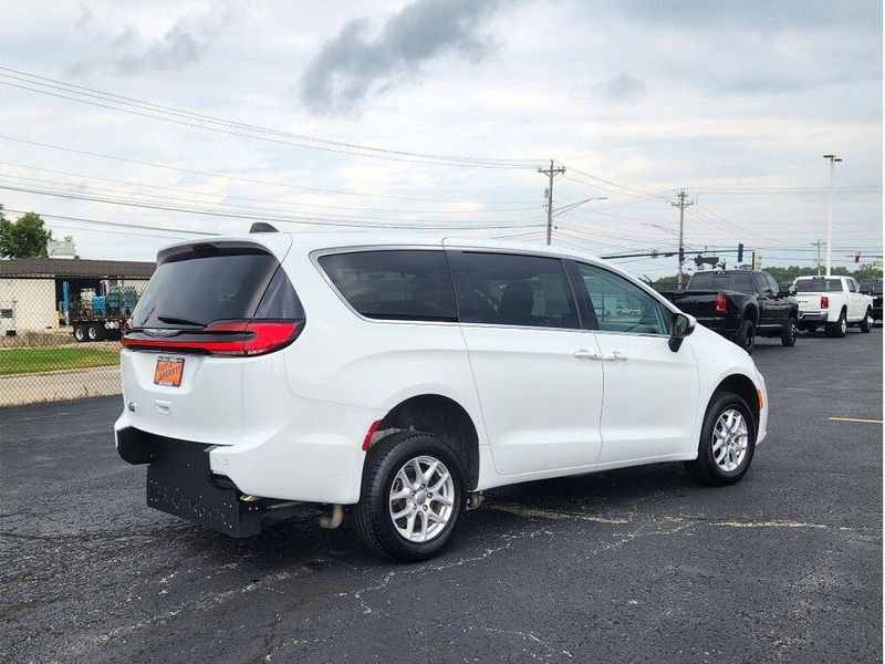 Used 2023 Chrysler Pacifica Touring L