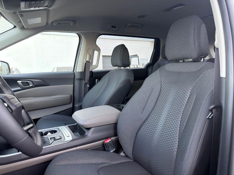 New 2027 Kia Carnival LXImage 12