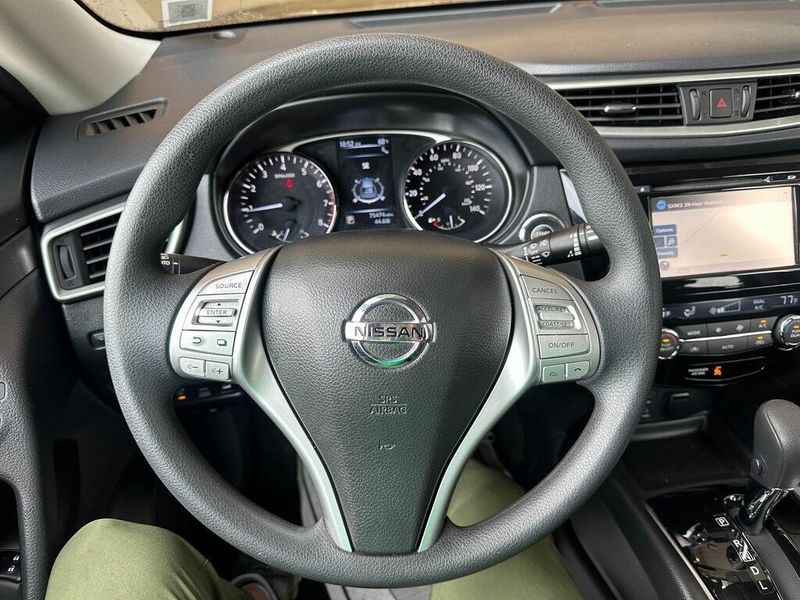 2016 Nissan Rogue SVImage 2