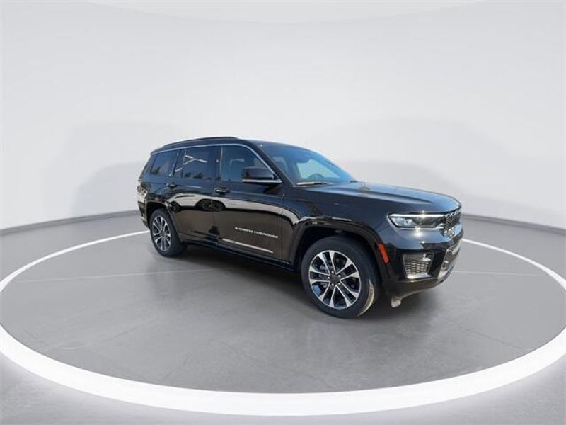 2024 Jeep Grand Cherokee Overland photo 2