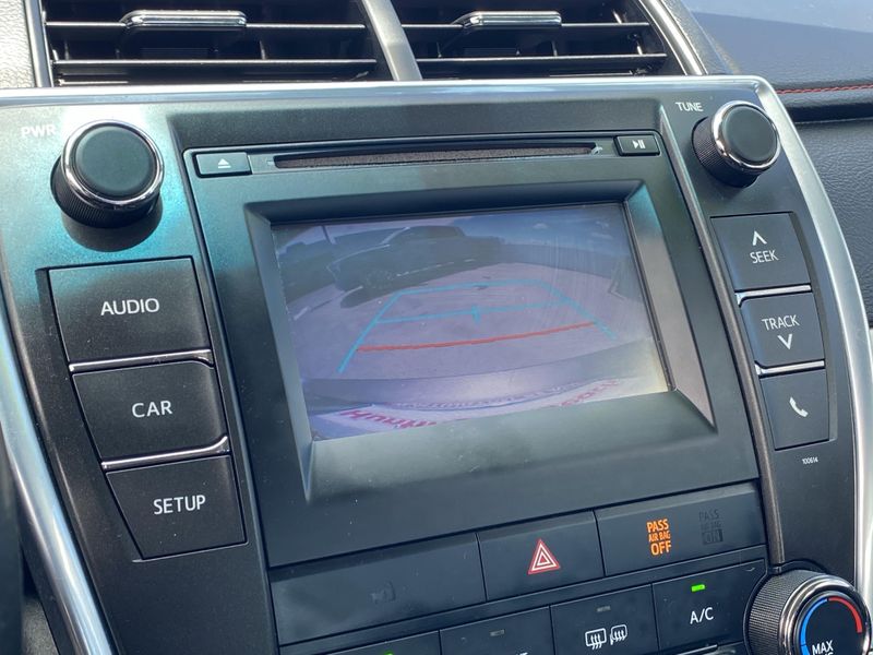 2016 Toyota Camry SEImage 21