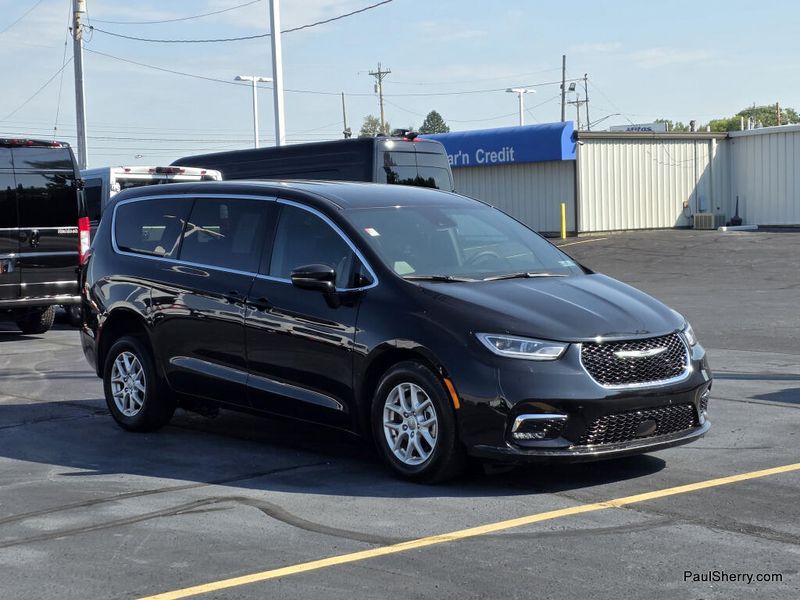 Used 2026 Chrysler Pacifica Select