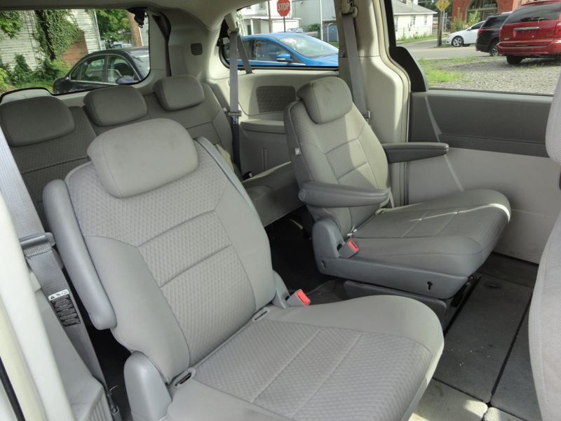 2008 Chrysler Town & Country Image 2