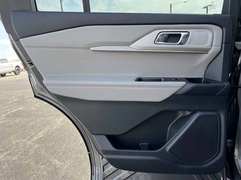 2025 Ford Explorer photo 16