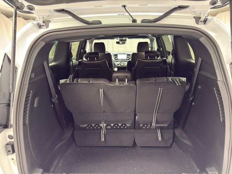 New 2026 Chrysler Pacifica Limited AwdImage 13