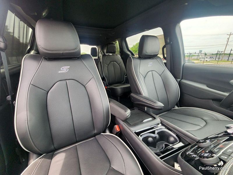 2025 Chrysler Pacifica LimitedImage 2