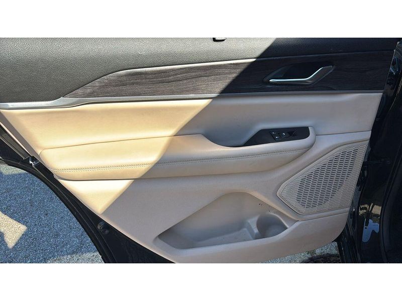 Used 2023 Jeep Grand Cherokee L LimitedImage 8