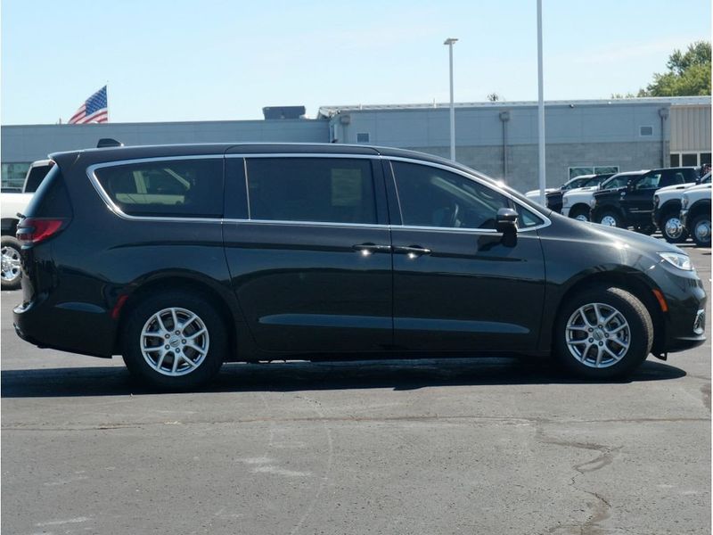 2023 Chrysler Pacifica Touring LImage 9