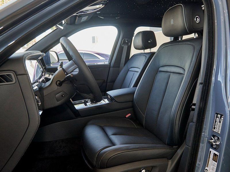 New 2026 Rolls-Royce Cullinan Black BadgeImage 12