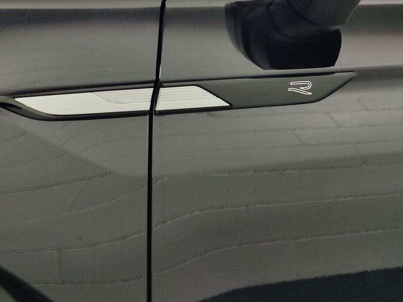 Used 2024 Volkswagen Tiguan SEL R-Line AWD w/Sunroof/NavImage 4