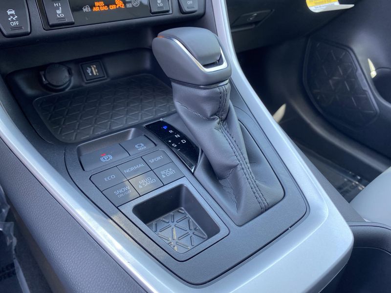 2025 Toyota RAV4 XLE PremiumImage 18