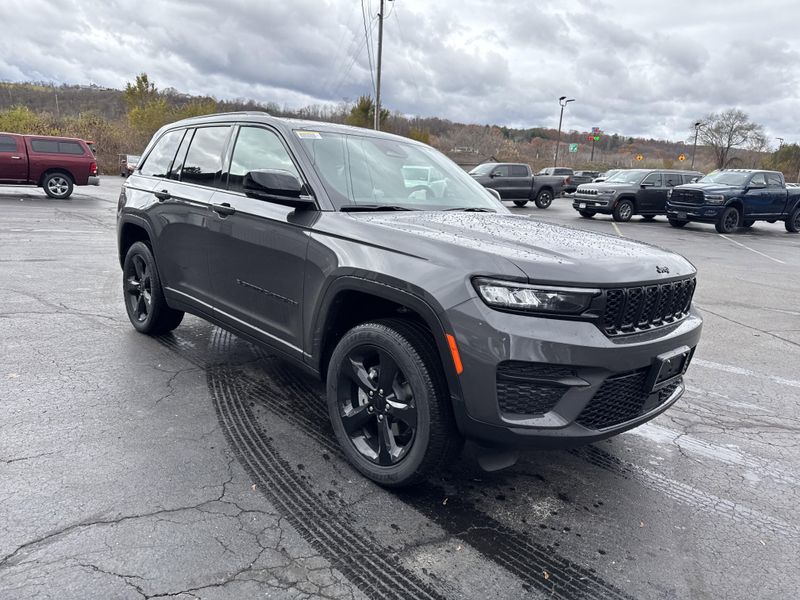 2025 Jeep Grand Cherokee Altitude photo 3
