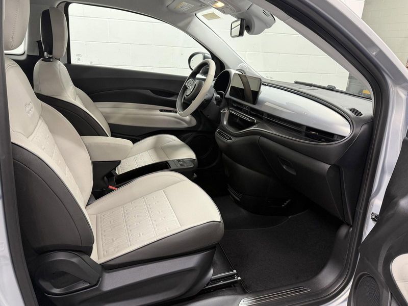 New 2024 Fiat 500e Inspired By Los AngelesImage 10