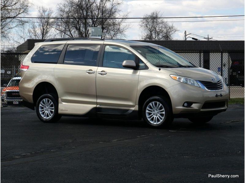 2014 Toyota Sienna XLEImage 21