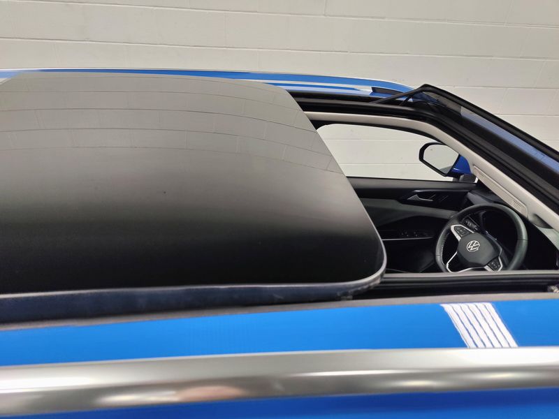 Used 2023 Volkswagen Taos SE AWD w/SunroofImage 6