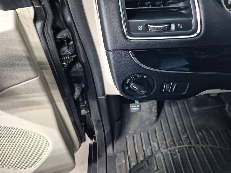 2019 Dodge Grand Caravan SXTImage 28