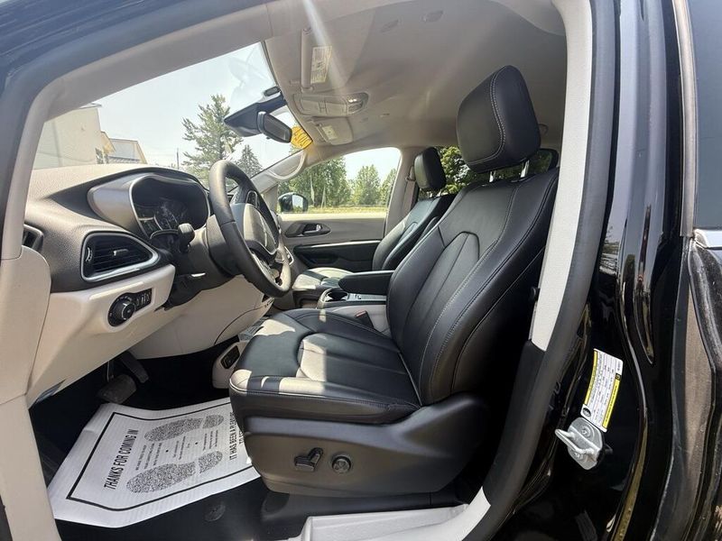 2024 Chrysler Pacifica Touring L photo 9
