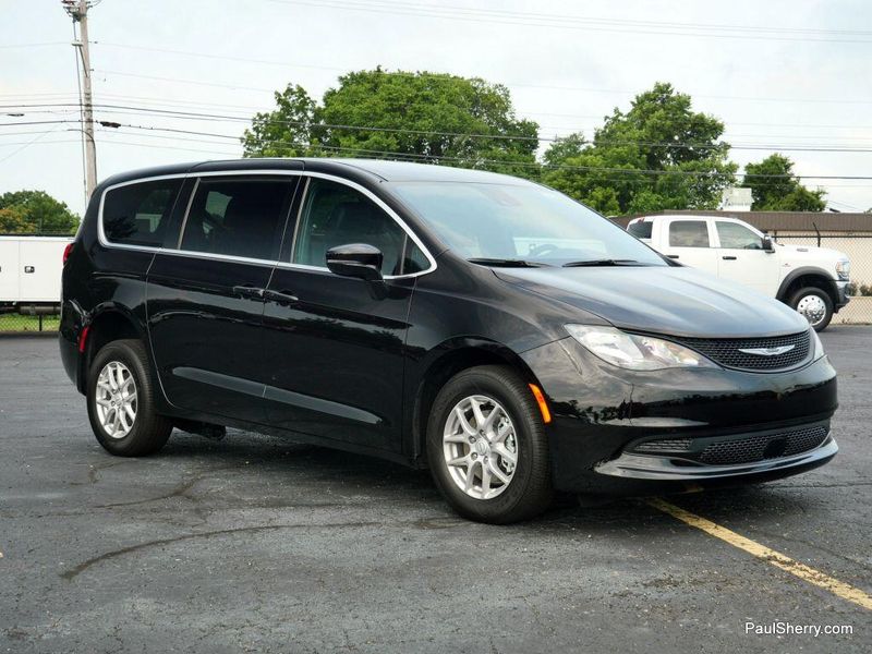 New 2025 Chrysler Voyager LXImage 23