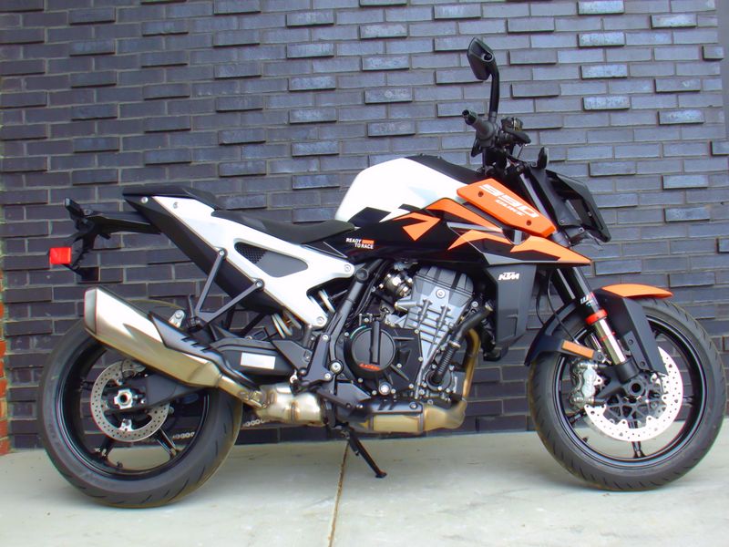 New 2027 KTM 990 DUKE 
