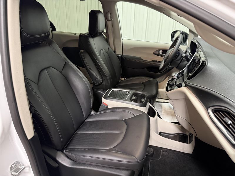Used 2024 Chrysler Pacifica Touring LImage 10