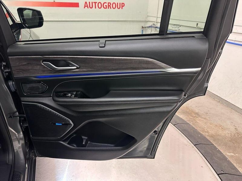 2021 Jeep Grand Cherokee Overland photo 24