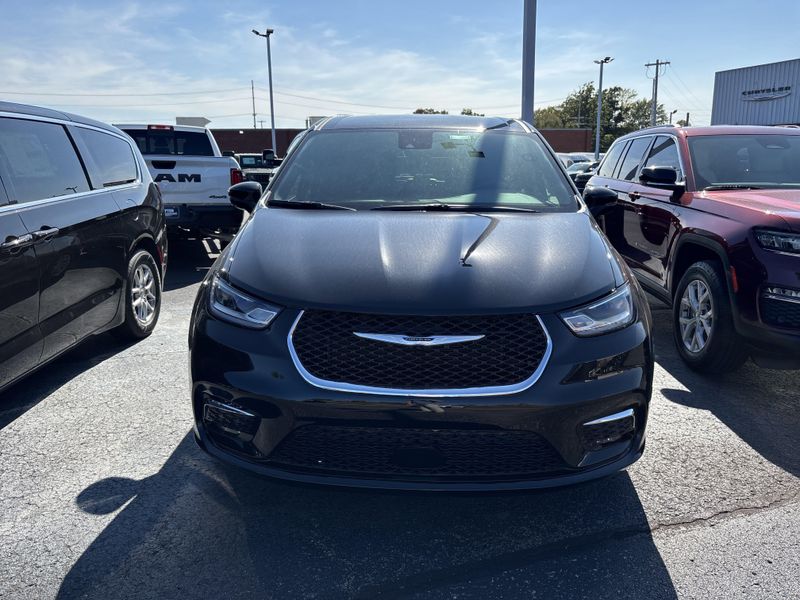 New 2026 Chrysler Pacifica SelectImage 2
