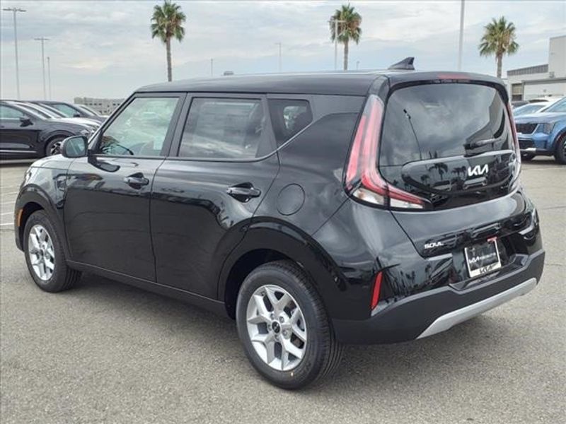 2025 Kia Soul LXImage 4