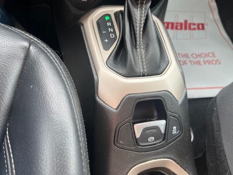 Used 2016 Jeep Renegade Image 19