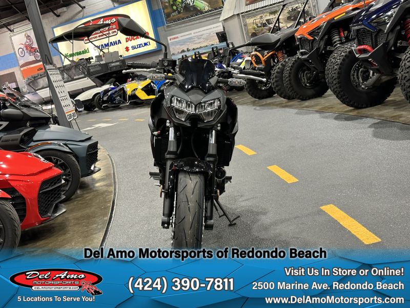 2024 Kawasaki ER650PRFNL-GY2  in a METALLIC MATTE DARK GRAY/METALLIC SPARK BLACK exterior color. Del Amo Motorsports of Redondo Beach (424) 304-1660 delamomotorsports.com 