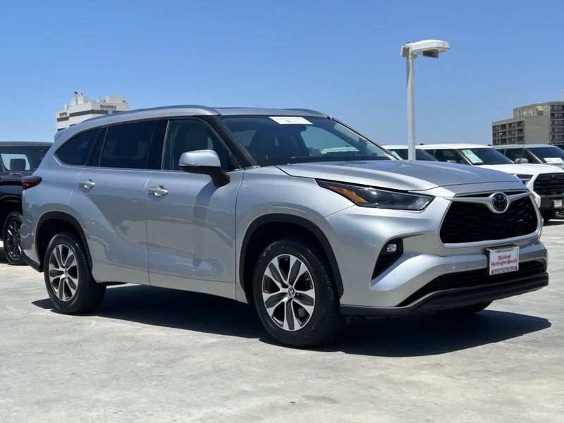 Used 2021 Toyota Highlander XLEImage 2