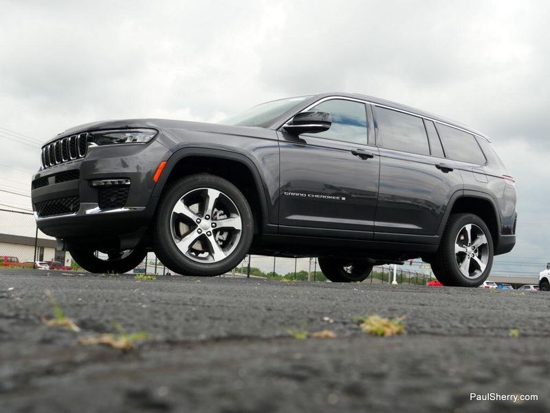 2025 Jeep Grand Cherokee L Limited 4x4Image 12