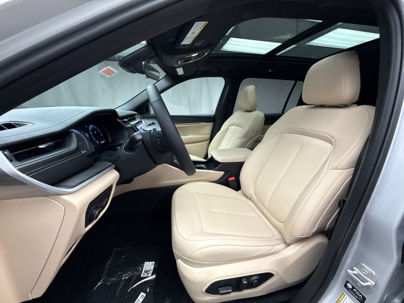 New 2025 Jeep Grand Cherokee L Limited 4x4Image 7