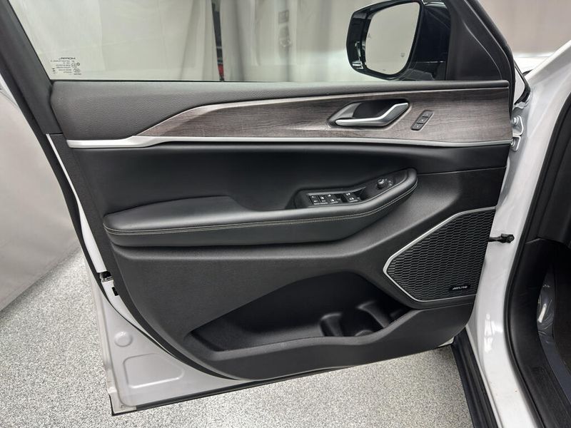 Used 2023 Jeep Grand Cherokee LimitedImage 8