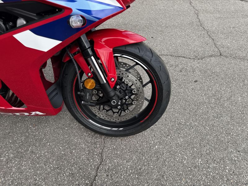 New 2026 Honda CBR650R E-CLUTCH Image 10