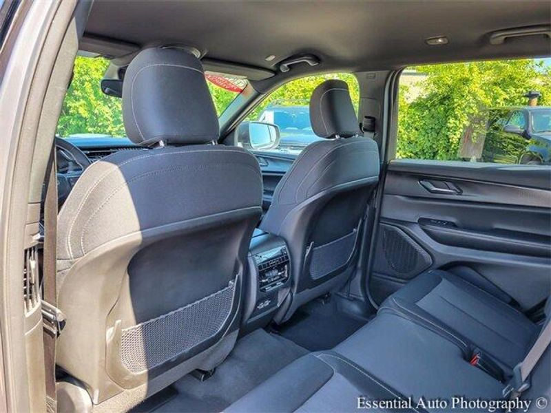 2024 Jeep Grand Cherokee Laredo photo 10