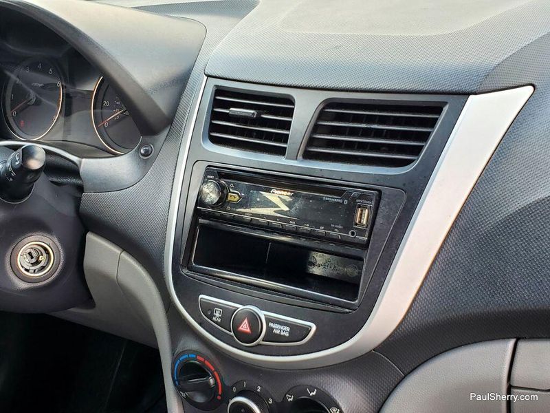 2013 Hyundai Accent GLSImage 19